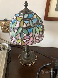 Lampada da tavolo in vetro colorato stile Tiffany