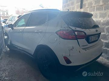 FORD FIESTA 1000 INCIDENTATA 