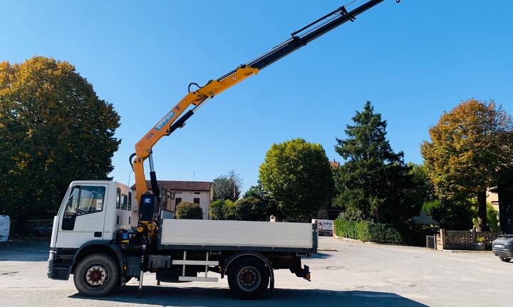 IVECO EUROCARGO 170E23 con Gru Effer