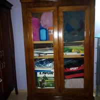 armadio in noce con vetri dell' 800.