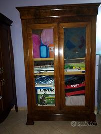 armadio in noce con vetri dell' 800.
