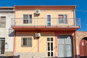 Casa indipendente bilivelli con cortile