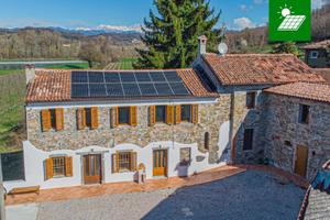 Casale in pietra ristrutturato con vista sul Co...