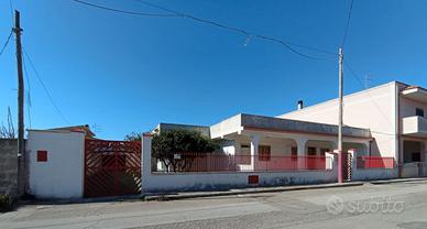 Villa bifamiliare con garage e giardino