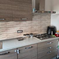 cucina con lavastoviglie 