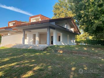 splendida porzione di villa bifamiliare
