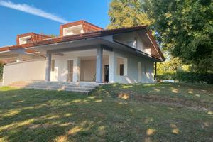 splendida porzione di villa bifamiliare