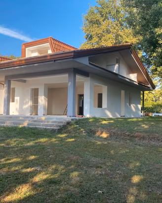 splendida porzione di villa bifamiliare