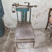 Bilancia industriale antica con piattaforma grande