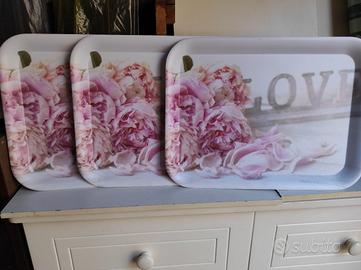 3 vassoi in pvc fondo bianco con decoro di rose