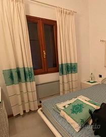 Tende, cuscini e abat-jour coordinati
