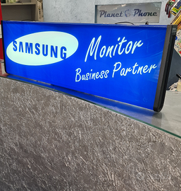 Insegna Samsung illuminata