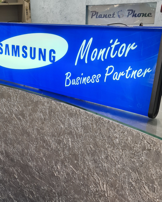 Insegna Samsung illuminata