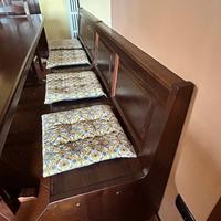 Tavolo in legno con sedi e e cassapanca