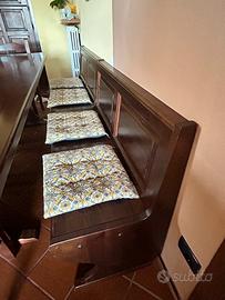 Tavolo in legno con sedi e e cassapanca