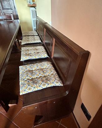 Tavolo in legno con sedi e e cassapanca