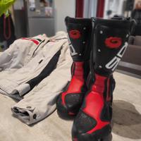 Giubbotto e stivaletti da strada per la moto