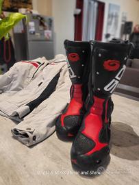 Giubbotto e stivaletti da strada per la moto