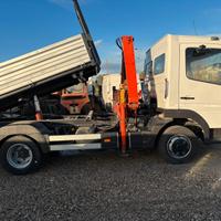 Autocarro ribaltabile con gru