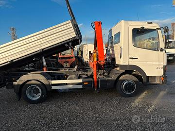 Autocarro ribaltabile con gru