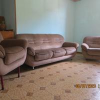 divano con due poltrone