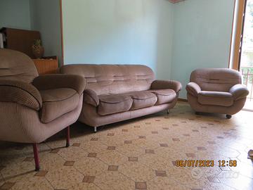 divano con due poltrone