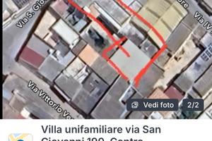 Casa da ristrutturare con cortile e magazzino