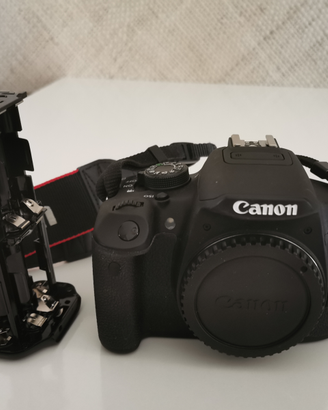 Canon 700D con accessori + obbiettivi a parte