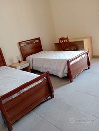 Ampia camera con balcone in tricolale