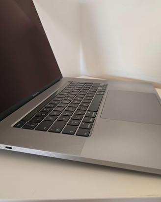 Apple MacBook Pro 16,1 2019.. i7 6 core..RAM 16.