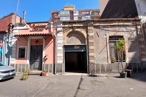 Ampio garage soppalcato