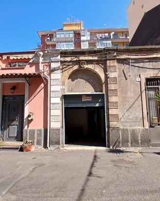 Ampio garage soppalcato