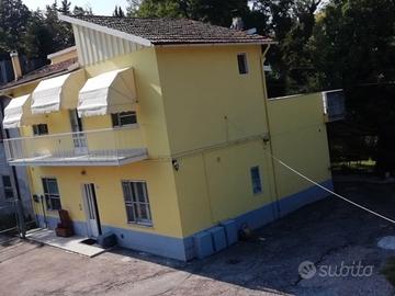 Casa indipendente con 3 appartamenti