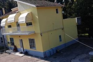 Casa indipendente con 3 appartamenti