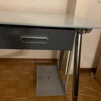 Scrivania Ikea con top in vetro