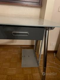 Scrivania Ikea con top in vetro