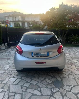 PEUGEUT 208
