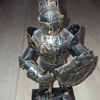 Statuetta in metallo: cavaliere medievale