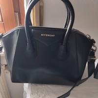 Borsa nera modello Antigona di Givenchy 