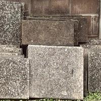 Piastrelle da giardino in cemento.