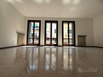 Appartamento di 141 m² con più di 5 locali e box a
