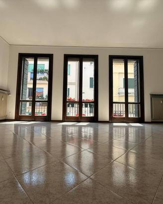 Appartamento di 141 m² con più di 5 locali e box a