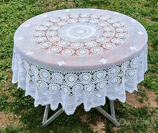 Tovaglia vintage lavorata a mano all'uncinetto