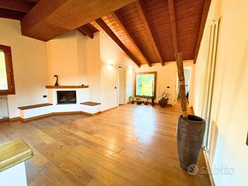 Appartamento di 265 m² con più di 5 locali e box a