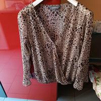 Blusa maculata modello ad incrocio 