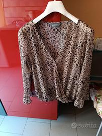 Blusa maculata modello ad incrocio 