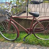 Bici amaranto con cestino comoda e pratica