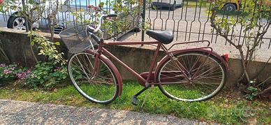 Bici amaranto con cestino comoda e pratica