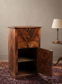 Antico comodino / mobiletto in legno con cassetti