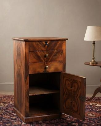 Antico comodino / mobiletto in legno con cassetti